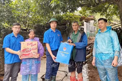 Emergency aid is delivered to Yagi-hit families in the northern province of Lang Son. (Photo: VNA)