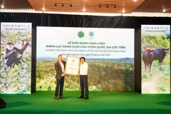 Jake Brunner (L) - IUCN's representative in a ceremony to award GL certificate to Cat Tien National Park (Photo: iucn.org)