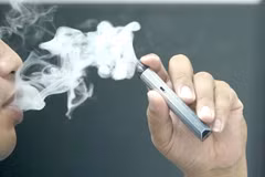 A man uses e-cigarette. (Ohoto: VNA)