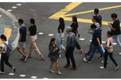 People crossing the street at the central business district (CBD) in Singapore. (File photo: channelnewsasia.com) 