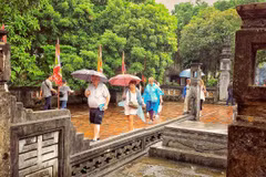 2020 is expected to be a year of positive changes for the tourism sector from quantity to quality, with heritage as one of the strategic points. International tourists visit a relic site in Vietnam. (Photo: VietnamPlus)