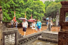 2020 is expected to be a year of positive changes for the tourism sector from quantity to quality, with heritage as one of the strategic points. International tourists visit a relic site in Vietnam. (Photo: VietnamPlus)