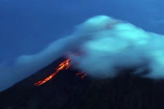 The Philippines’ volcano Mayon erupting lava (Photo: VNA)