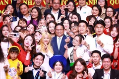 Prime Minister Pham Minh Chinh in a group photo with representatives of the Vietnamese community in China’s Yunnan province. (Photo: VNA)