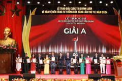 Party General Secretary and State President To Lam takes a photo with first prize winners. (Photo: VNA)