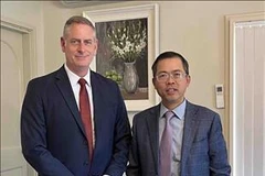 Vietnamese Ambassador to Australia Pham Hung Tam (right) and Simon White, President of the Australia-Vietnam Business Council Queensland Simon White. (Photo: VNA)