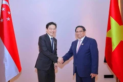 Vietnamese Prime Minister Pham Minh Chinh (right) and his Singaporean counterpart Lawrence Wong meets in Vientiane, Laos, on October 9. (Photo: VNA)