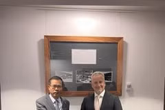 Vietnamese Ambassador Pham Hung Tam (left) and Deputy Secretary of Strategy, Policy, and Industry at the Australian Department of Defence Hugh Jeffrey. (Photo: VNA)