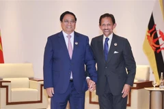 Vietnamese Prime Minister Pham Minh Chinh (left) and Sultan of Brunei Haji Hassanal Bolkiah at their meeting in Vientiane, Laos, on October 9. (Photo: VNA)