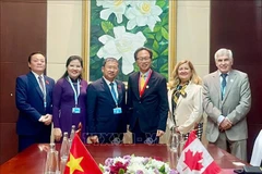 Chairman of the National Assembly's Foreign Affairs Committee Vu Hai Ha (3rd from left) and Vietnamese and Canadian officials in a group photo. (Source: VNA)
