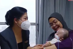 Ngo Phuong Ly, spouse of Party General Secretary To Lam, and a child patient at the National Heart Institute of Malaysia. (Photo: VNA)