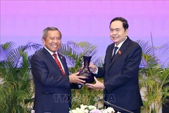 National Assembly Chairman Tran Thanh Man (right) and Chairman of the Laos - Vietnam Friendship Association Boviengkham Vongdara. (Photo: VNA)