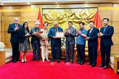 Cuban Ambassador honoured with friendship insignia (Photo: VNA)