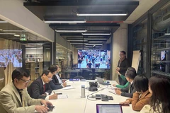 The Vietnamese delegation at a meeting with the Paris Urban Planning Agency (APUR) (Photo: VNA)