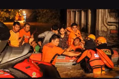 Philippine rescuers rush to save Typhoon Trami victims. (Photo: AFP)