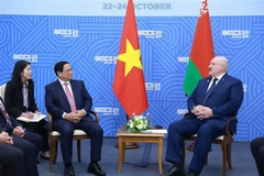 Prime Minister Pham Minh Chinh (left) meets Belarus President Aleksander Lukashenko in Kazan city of Russia on October 24. (Photo: VNA)