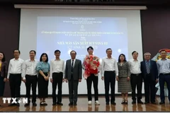 Leaders and department heads of Da Nang pose for a photo with representatives from Dentium Co., Ltd. . (Photo: VNA)