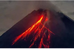 Indonesia's Mount Lewotobi Laki-laki's eruption impacts thousands of residents, displacing communities across villages on Flores Island (Photo: yenisafak.com)