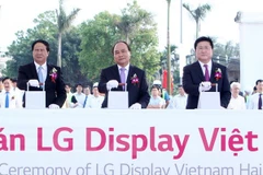 PM attends construction of LG display manufacturing facility