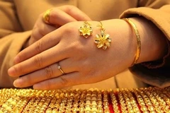 Gold prices rise on global trend
