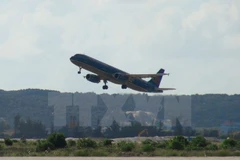 Laser lights flashed at planes threaten flight safety