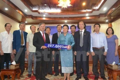 Laos shares difficulties with Vietnamese people