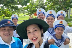 Sacred and proud Truong Sa in the heart of two Ms. Vietnam