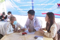 Vietnam provides free medical check-ups in Cambodia