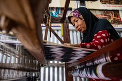 Exquisite art of Cham brocade weaving