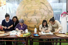 Vietnam, Singapore PMs' spouses visit Van Phuc Silk Village