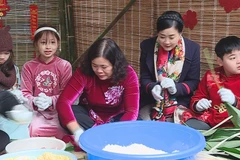 2,000 chung cakes sent to kids in mountainous areas ahead of Tet