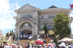 Localities see surges in tourist numbers during five-day holidays 