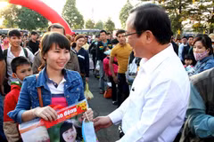 Ho Chi Minh City authorities share New Year joy with workers