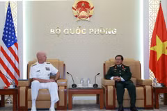 Vietnamese General receives US Commander