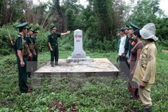 Vietnam, Laos review border cooperation