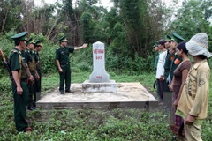 Vietnam, Laos provinces review border marker planting project