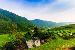 Khe Van Waterfall: serenity and adventure