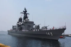Two Japanese destroyers dock Philippine habour 