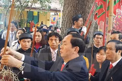 Incense offering ceremony held in Thang Long Royal Citadel