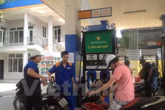 Petrol prices inch up over 400 VND per litre