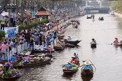 Education fair at Thai floating market generates over 340,000 USD