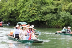 President of the Australian Senate Sue Lines (with scraft) and National Assembly Deputy Chairwoman Nguyen Thi Thanh visit the Trang An ecotourism site in Ninh Binh province (Photo: VNA)