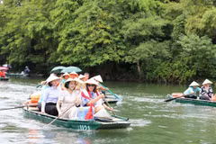 President of the Australian Senate Sue Lines (with scraft) and National Assembly Deputy Chairwoman Nguyen Thi Thanh visit the Trang An ecotourism site in Ninh Binh province (Photo: VNA)