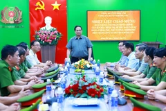 Prime Minister Pham Minh Chinh visits police of Krong Pac district, the Central Highlands province of Dak Lak, on August 17 (Photo: VNA)