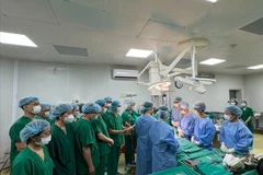 Before the surgery to take organs, the medical staff take a minute of silence to express gratitude, and say goodbye to the young donor. (Photo: VietnamPlus)