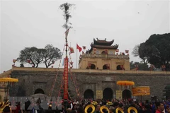 Neu pole sends off evil spirits, welcome blessings