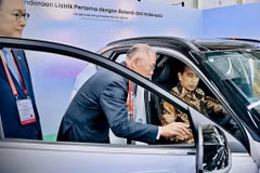 Indonesian President Joko Widodo (right) speaks with Hyundai Motor Group Executive Chairman Chung Eui-sun (center) during an inspection of the battery and electric vehicle manufacturing plant by PT Hyundai LG Indonesia-Green Power in Karawang, West Java. (Photo: AFP/Indonesian Presidential Palace) 