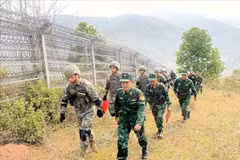 Border guards of Vietnam and China conduct a joint patrol. (Photo: VNA)