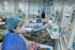 A medical worker attends to patients in intensive care at the National Cancer Hospital's Tan Trieu Branch in Hanoi. Reports indicate that 65-75 per cent of inpatients suffer from non-communicable diseases. (Photo: VNA)