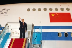 Chinese Premier Li Qiang arrives at the Noi Bai International Airport in Hanoi on October 12 (Photo: VNA)